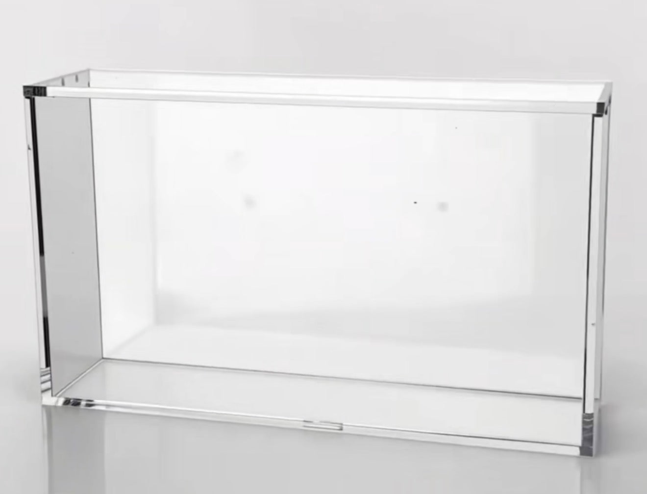 Team Rocket Moltres UPC acrylic display case – close up of magnetic closure